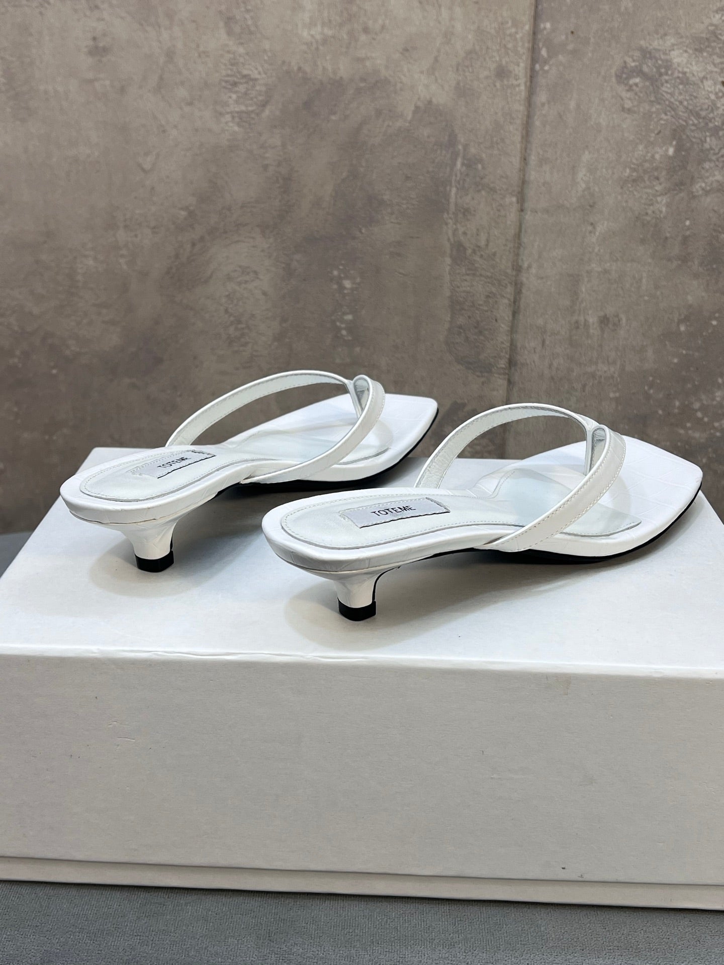 THE ROW 26S SQUARE TOE THONG KITTEN HEEL SANDALS 45MM IN WHITE CROCODILE EMBOSSED CALFSKIN