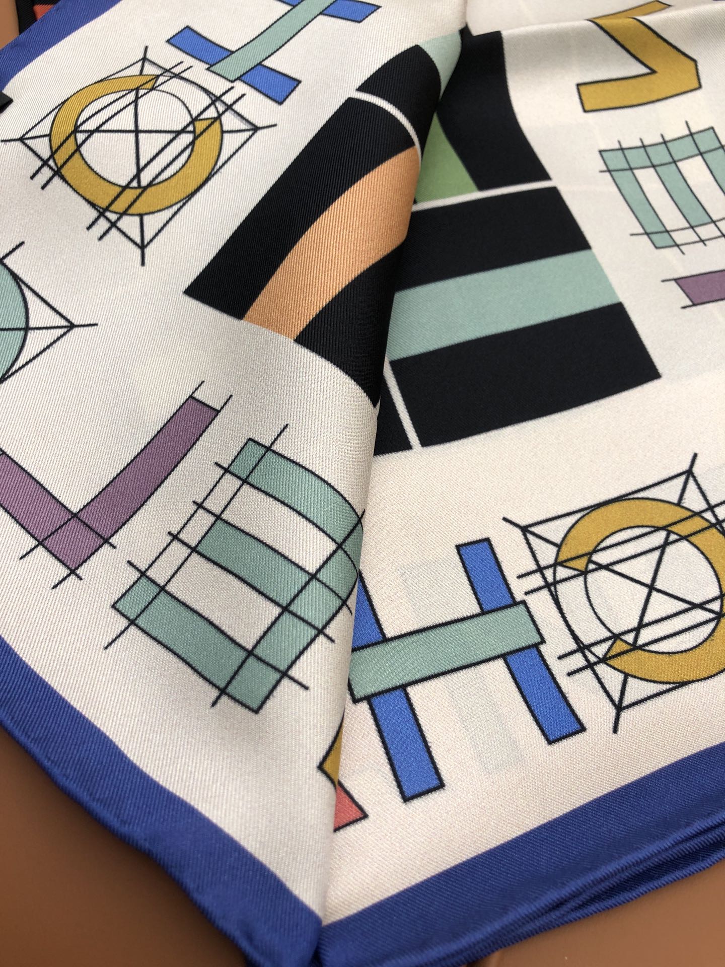 CHANEL 25S SCARF 90 IN SILK 704587