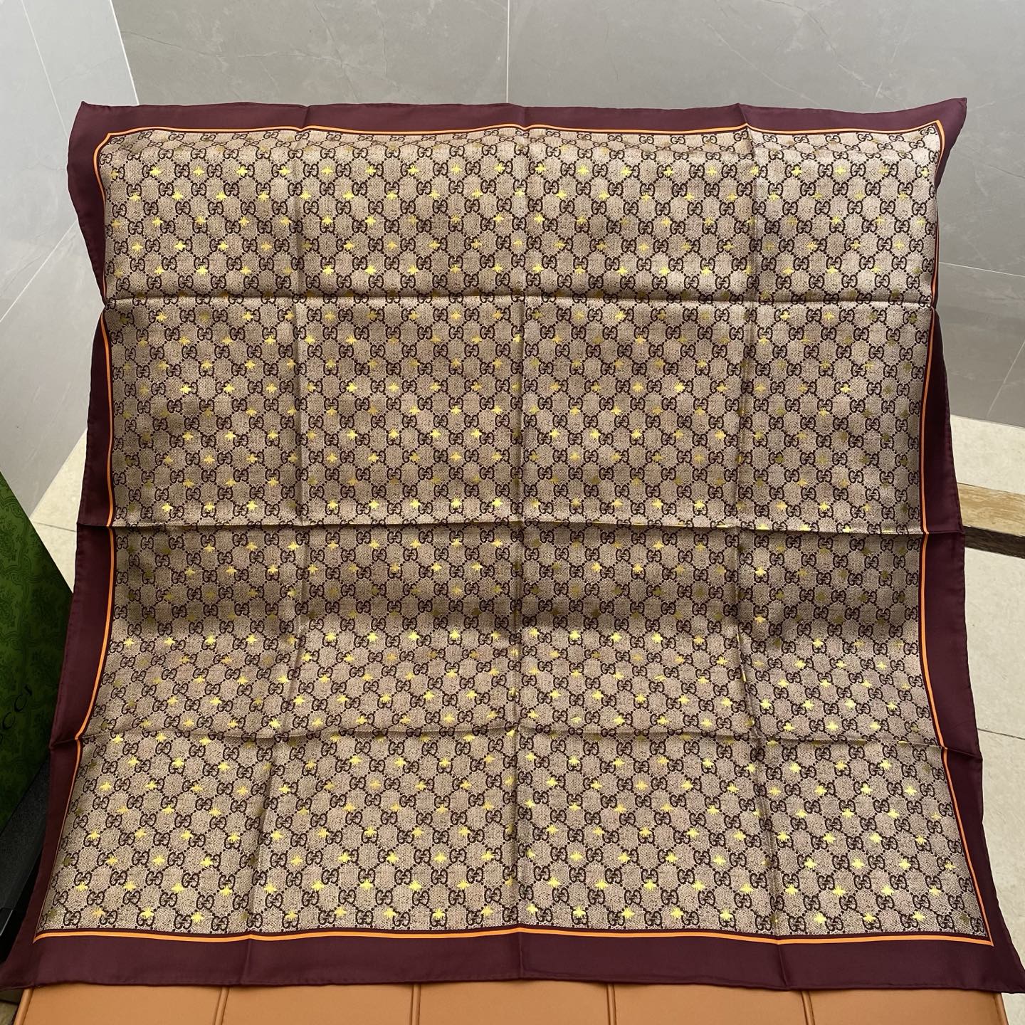 GUCCI 25S SCARF 90 IN SILK 709691