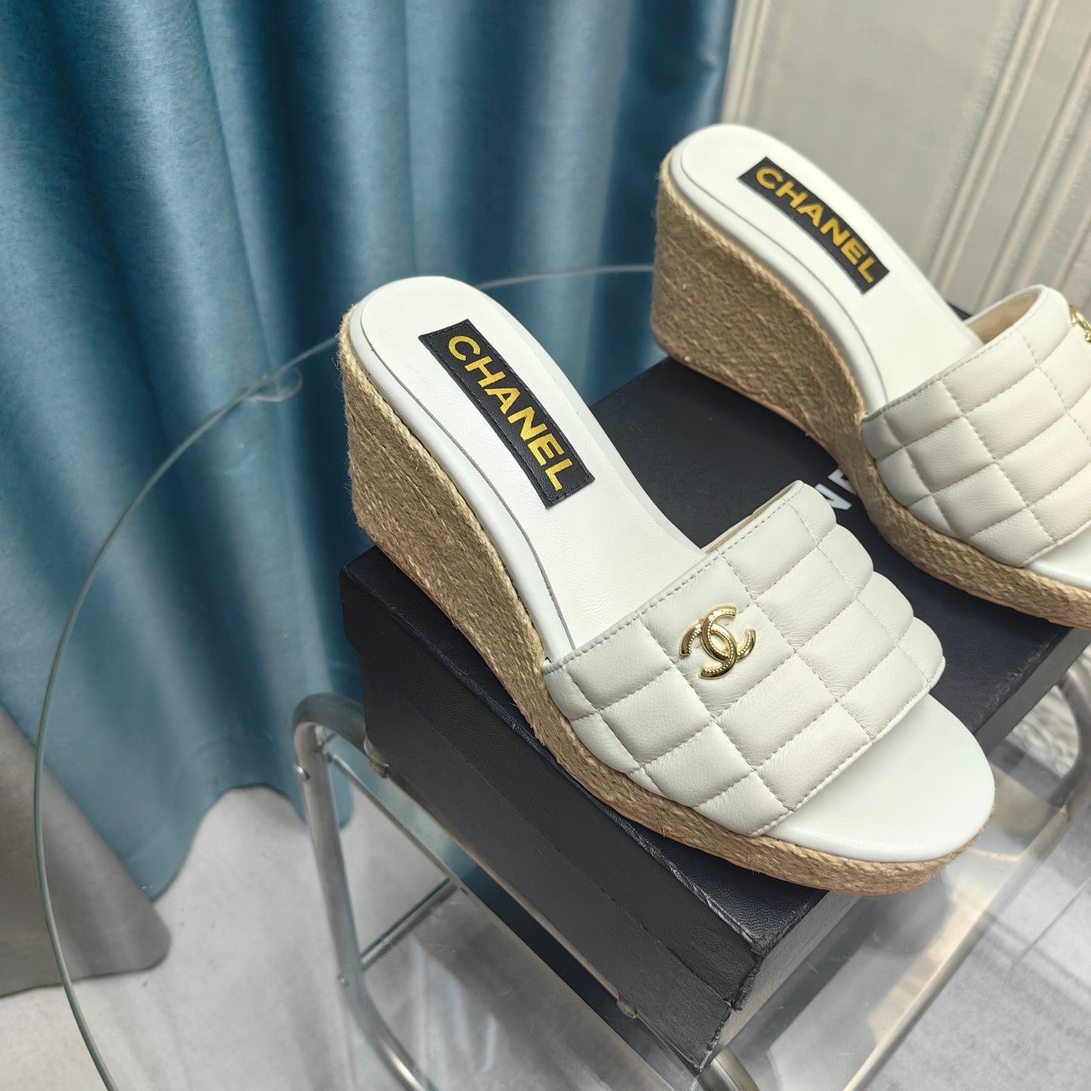 WEDGE WHITE SHEEPSKIN