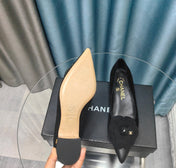 CC MEDIUM HEELS IN BLACK SUEDE AND CALFSKIN WITH FLOWER