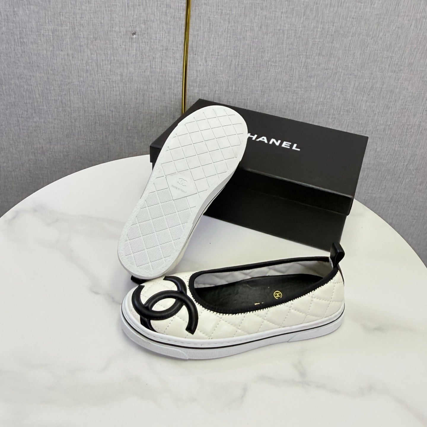 CHANEL 26S CC LOGO SLIP-ON SNEAKERS IN WHITE CALFSKIN