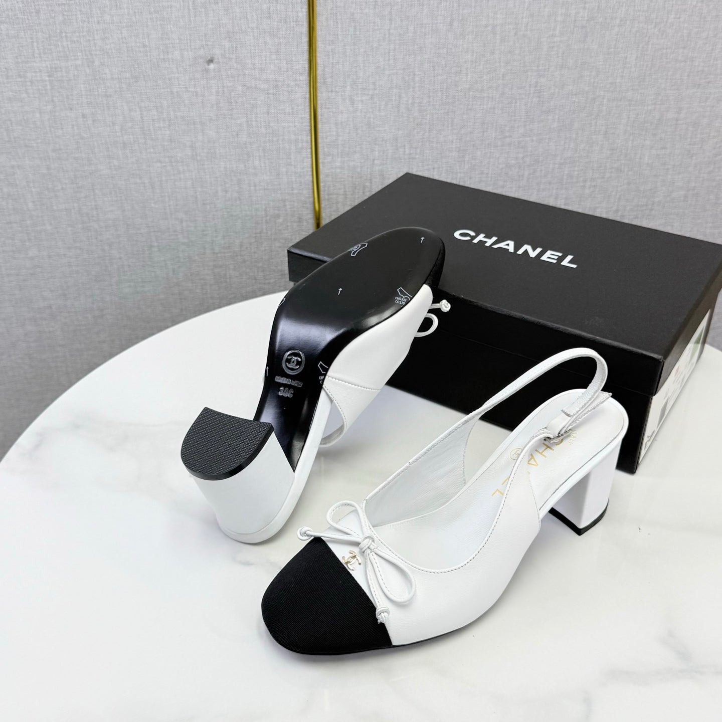 CHANEL 26S SLINGBACK HEELS 45 MM IN WHITE LAMBSKIN AND BLACK FABRIC