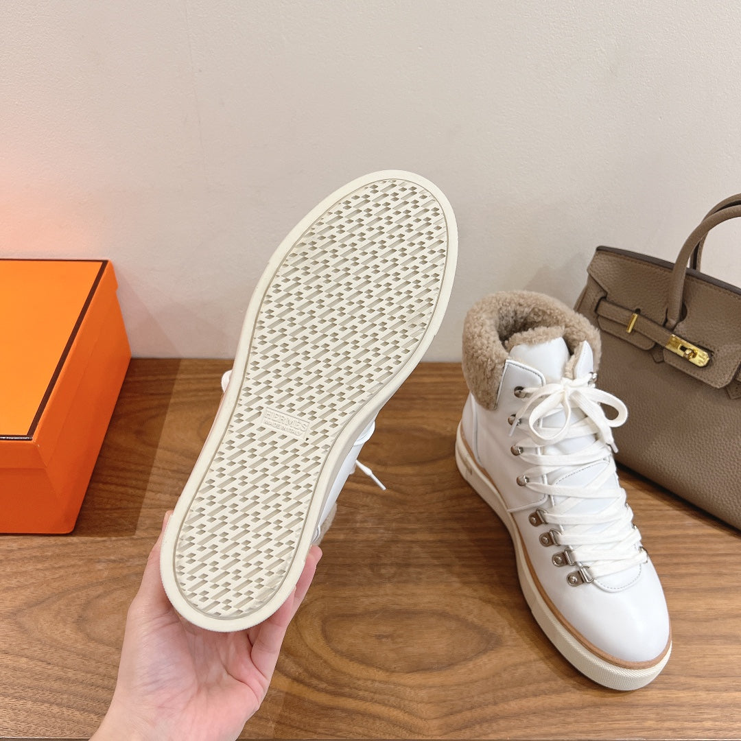 HM 26S SHEARLING HIKING BOOTS IN WHITE CALFSKIN