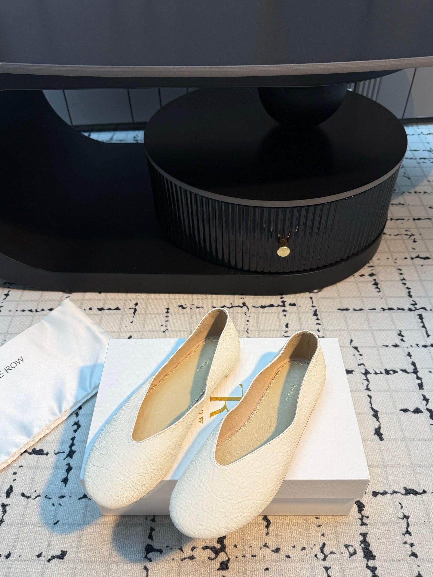THE ROW 26S CLASSIC BALLET FLATS IN IVORY WHITE CALFSKIN