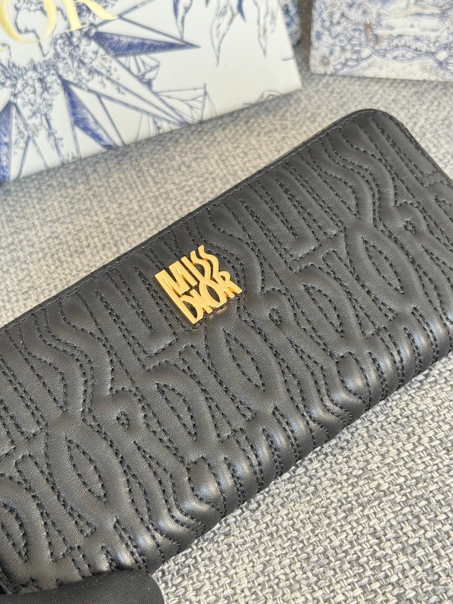 VERTICAL LONG ZIP WALLET 20 IN BLACK QUILTED ALLOVER CALFSKIN