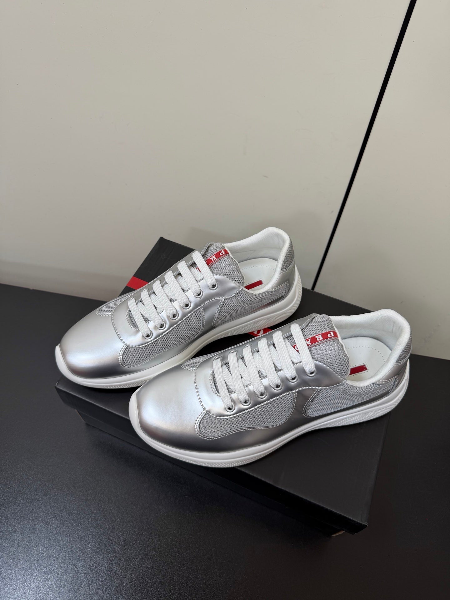 PRADA 26S SNEAKERS IN SILVER CALFSKIN AND WHITE MESH