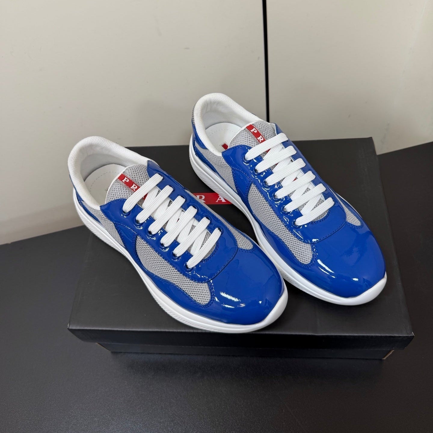 PRADA 26S SNEAKERS IN DARK BLUE PATENT CALFSKIN AND WHITE MESH