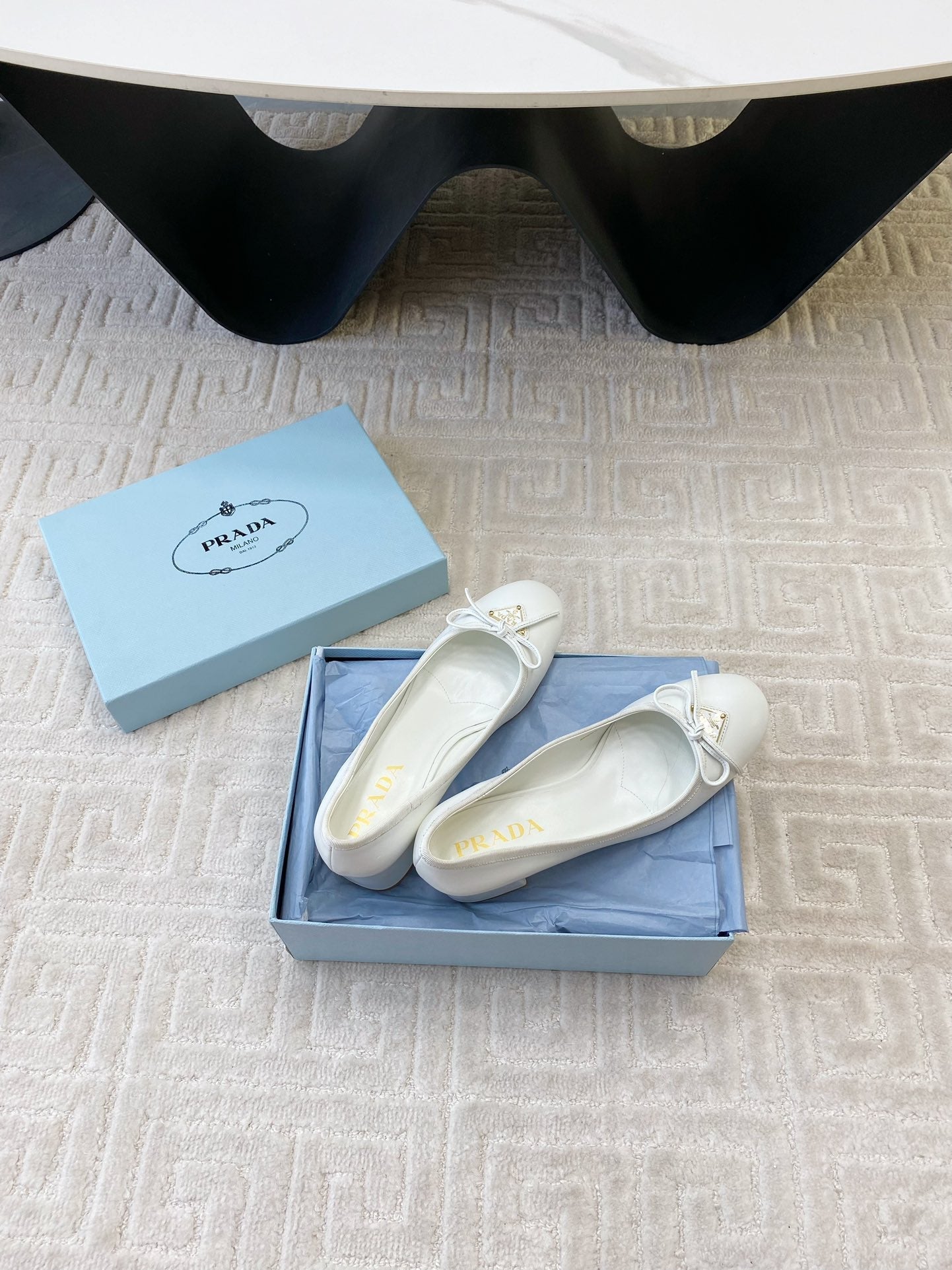 BALLERINA PUMPS WITH TRIANGLE LOGO AND BOW IN WHITE CALFSKIN