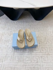 THICK-SOLED FLIP FLOPS IN ECRU BEIGE RUBBER