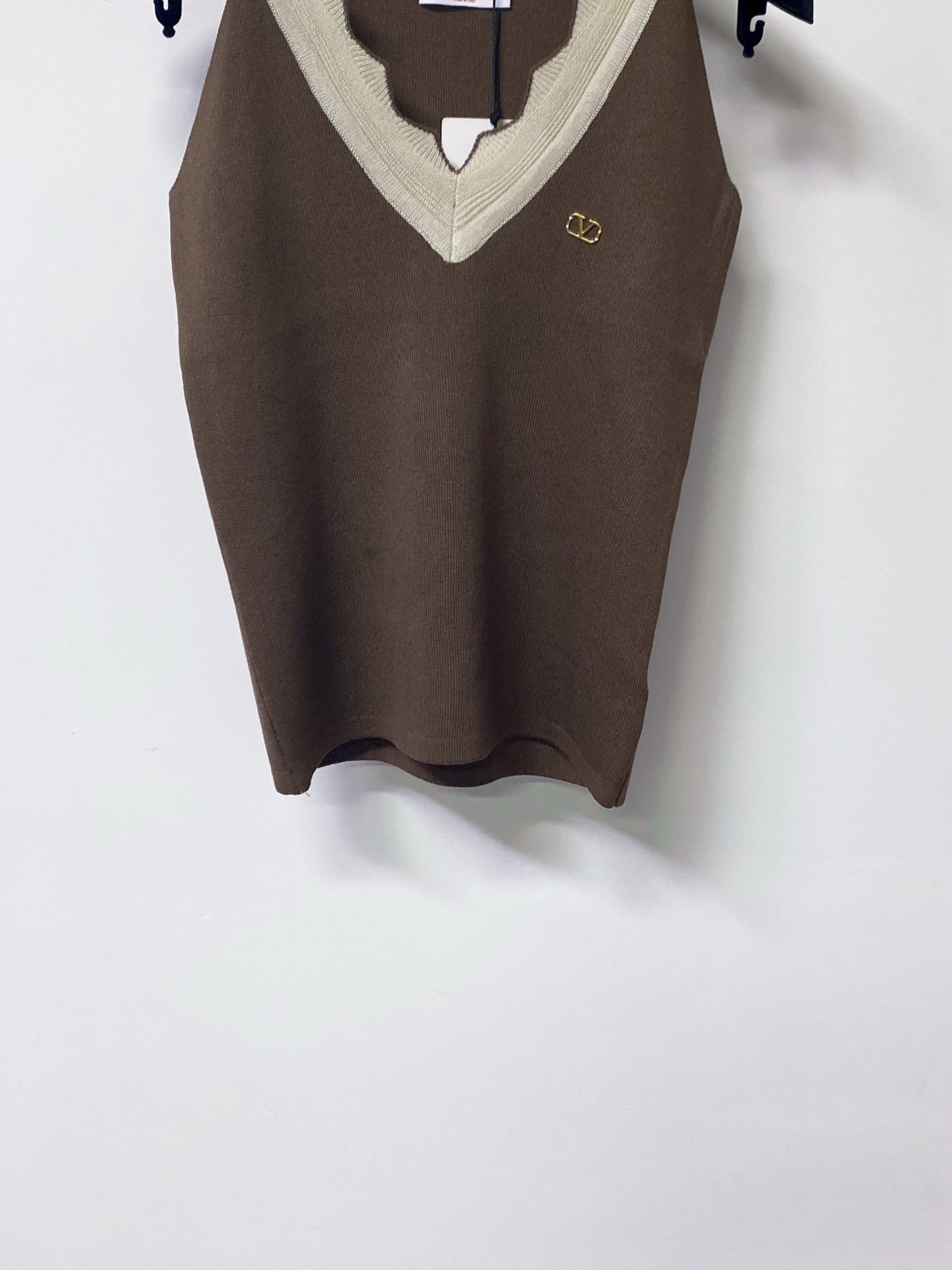 VALENTINO 26S V-NECK SLEEVELESS KNIT TOP 448