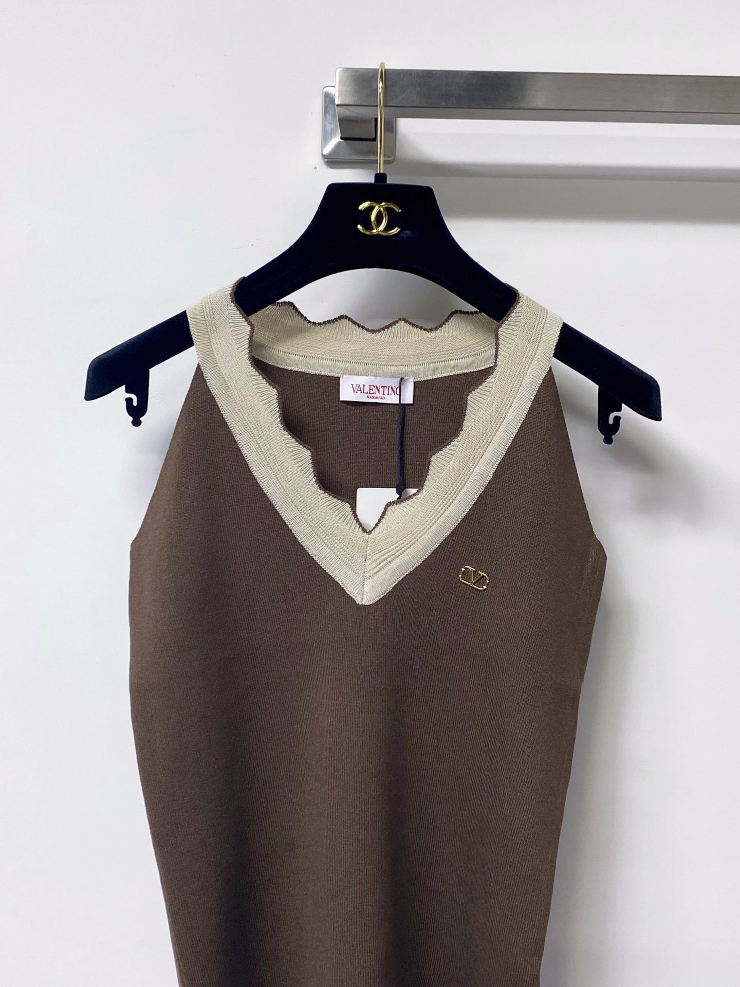 VALENTINO 26S V-NECK SLEEVELESS KNIT TOP 448