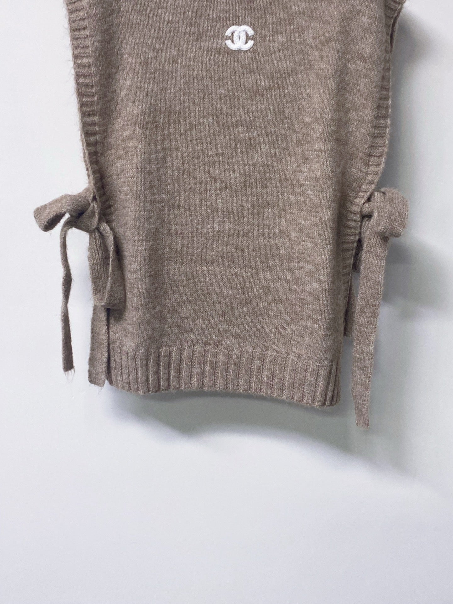 CHANEL 26S TURTLENECK TIE-SIDE KNIT VEST 1633