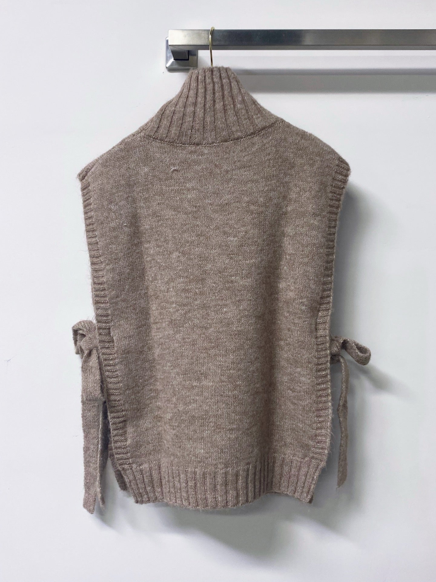 CHANEL 26S TURTLENECK TIE-SIDE KNIT VEST 1633