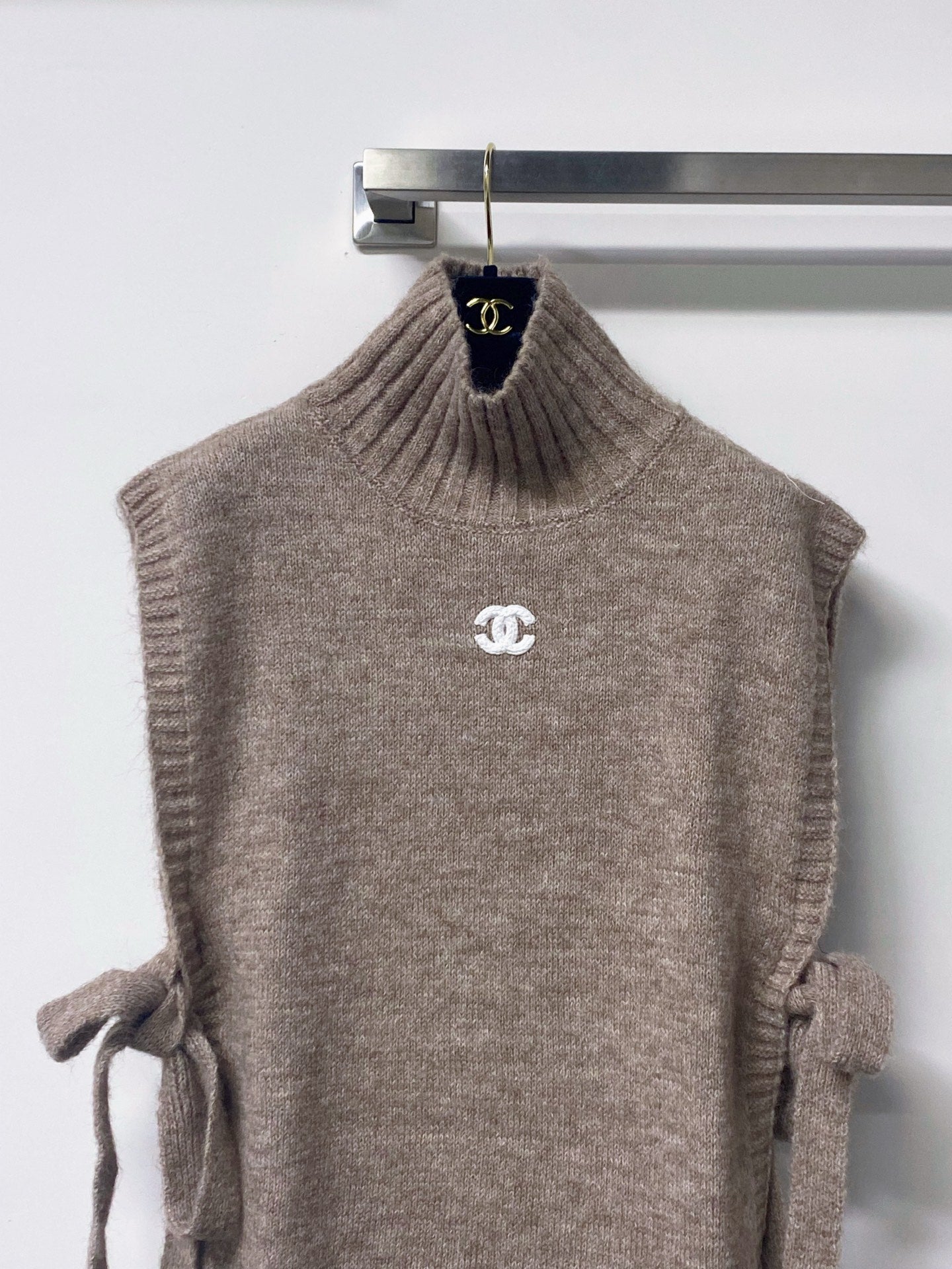 CHANEL 26S TURTLENECK TIE-SIDE KNIT VEST 1633
