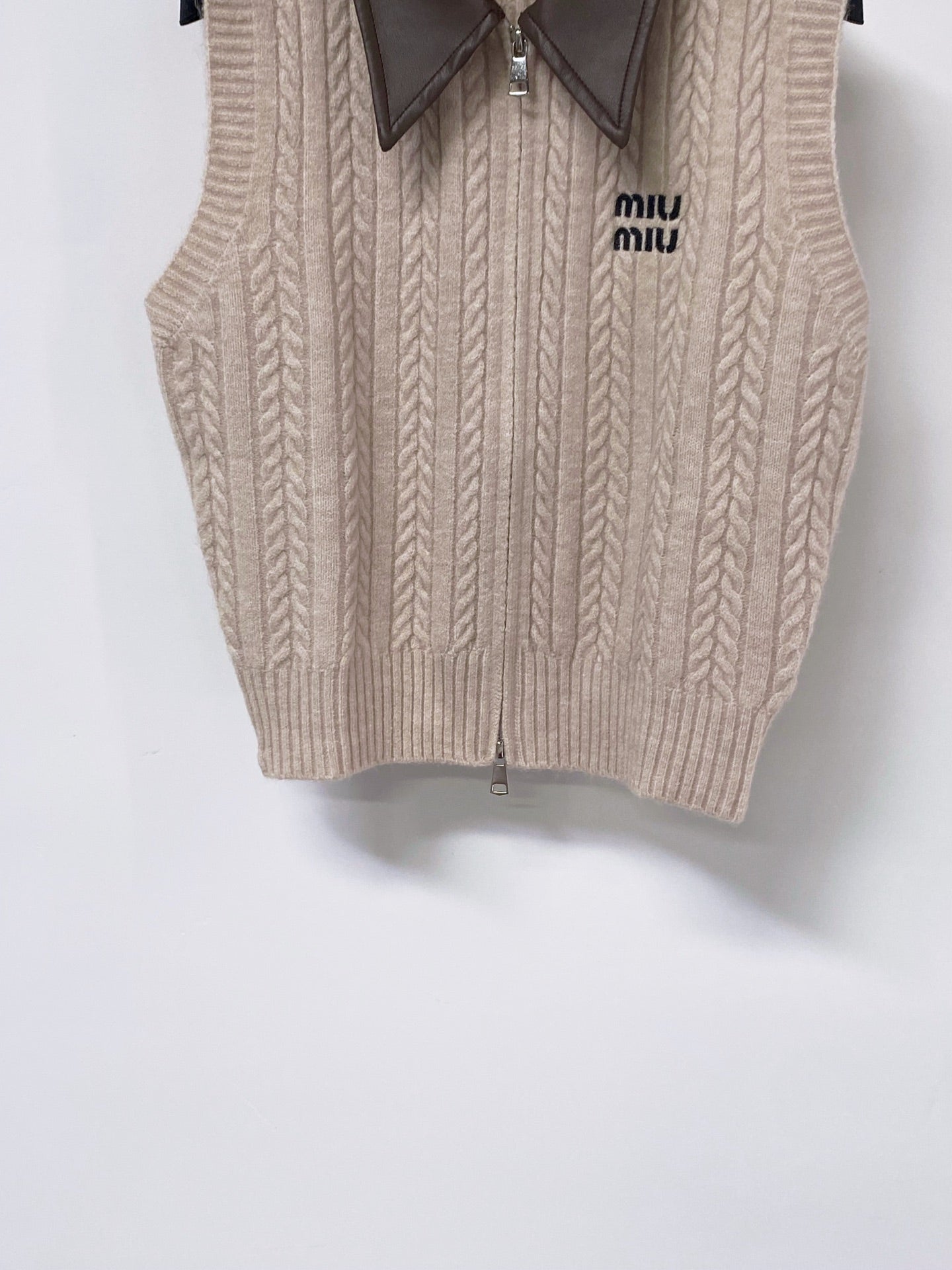MIUMIU 26S KNIT ZIP-UP SWEATER VEST 1350