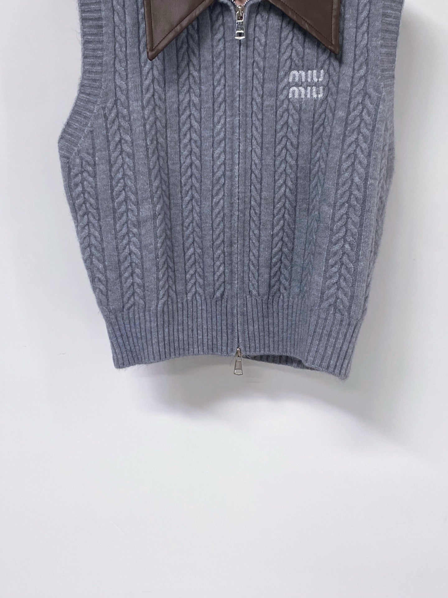 MIUMIU 26S KNIT ZIP-UP SWEATER VEST 1349