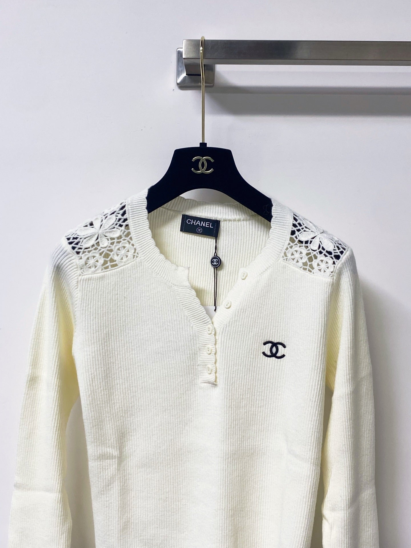 CHANEL 26S LACE-SHOULDER RIBBED KNIT HENLEY TOP 1674