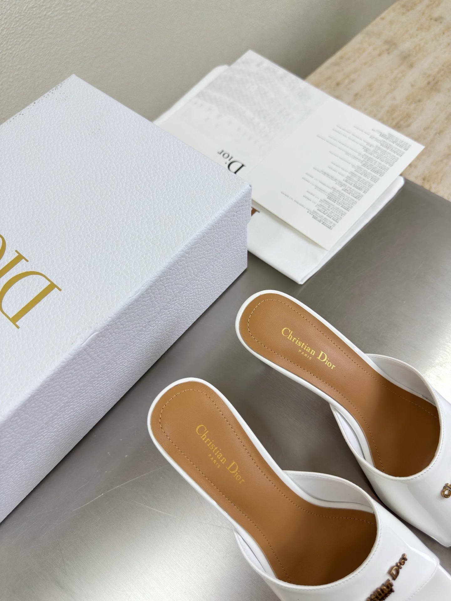 DIOR 26S KITTEN HEEL MULE SANDALS IN WHITE PATENT CALFSKIN WITH LOGO