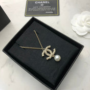 CHANEL 26S CHANEL CC LOGO PEARL EMBELLISHED PENDANT NECKLACE WITH DROP PEARL IN GOLD METAL 633314