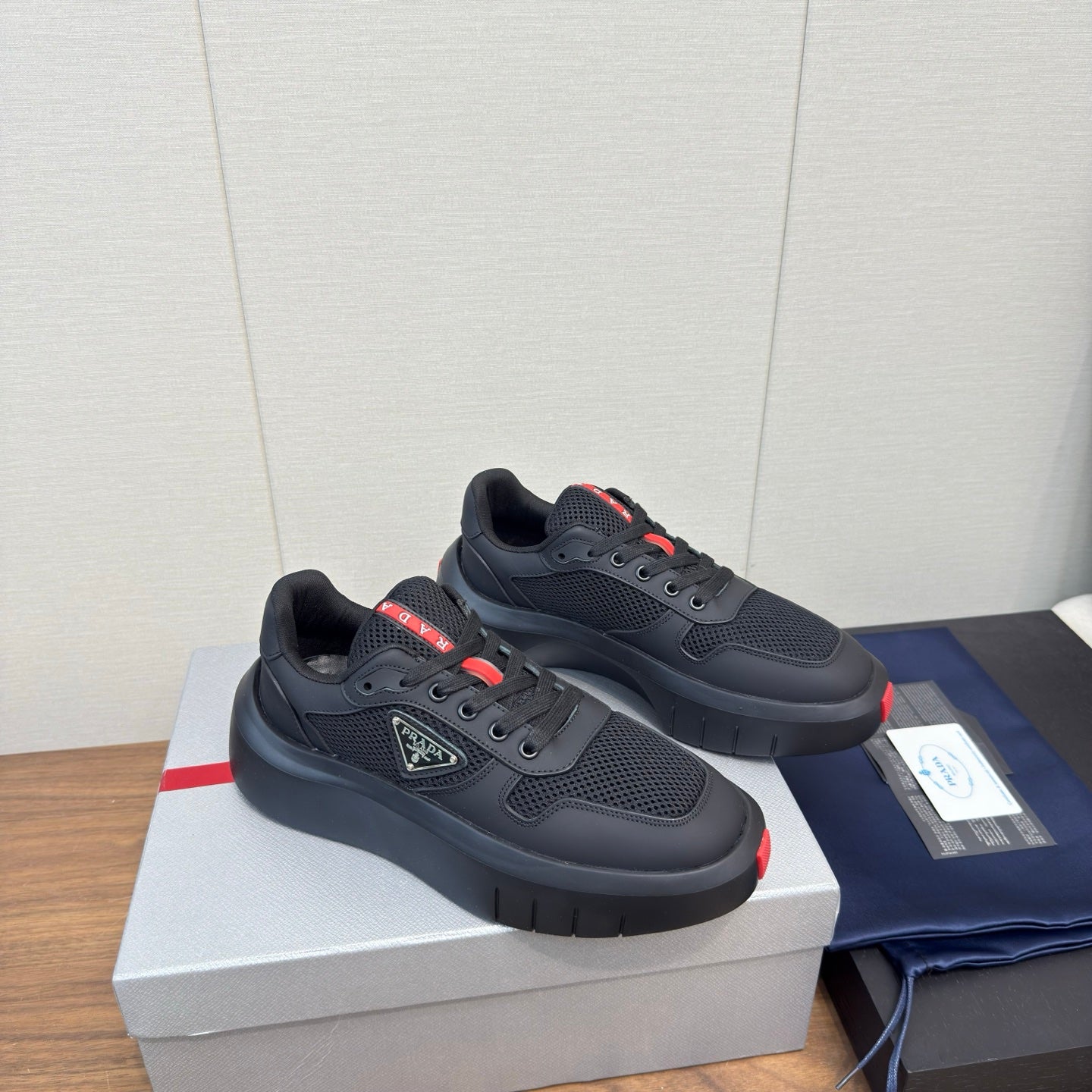 PRADA 25S SPORTY STYLE MEN SNEAKERS LOGO 45MM IN BLACK AND RED CALFSKIN