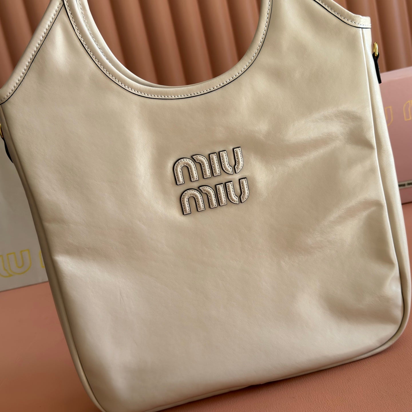 MIUMIU 26S IVY 40 TOTE IN BEIGE PATENT CALFSKIN