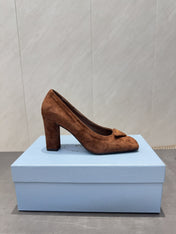 PRADA 26S SQUARE TOE HIGH HEELS 85MM IN CARAMEL BROWN SUEDE WITH LOGO