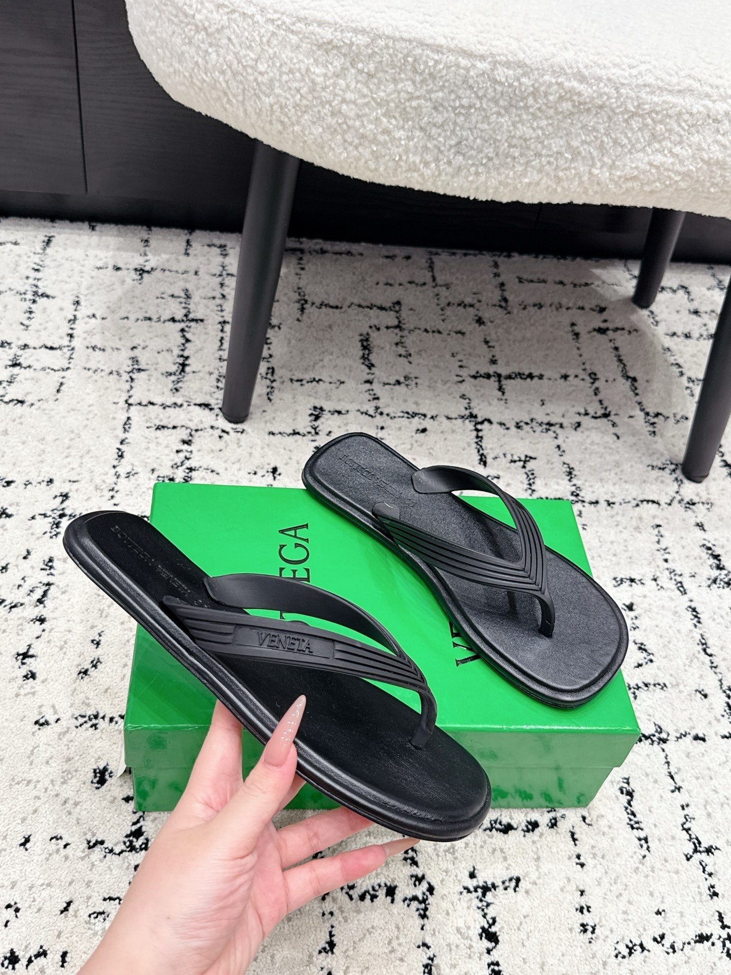BOTTEGA VENETA 26S THONG SANDALS IN BLACK TPU