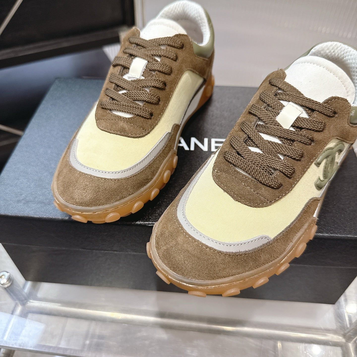 CHANEL 26S LOW TOP SNEAKERS IN BROWN SUEDE AND GREEN FABRIC WITH RUBBER SOLE