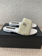FLAT SLIDE IN WHITE LAMBSKIN WITH PEARLS