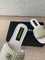 FLAT SLIDE IN WHITE LAMBSKIN WITH PEARLS
