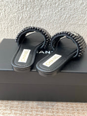 FLAT SLIDE IN BLACK LAMBSKIN WITH PEARLS