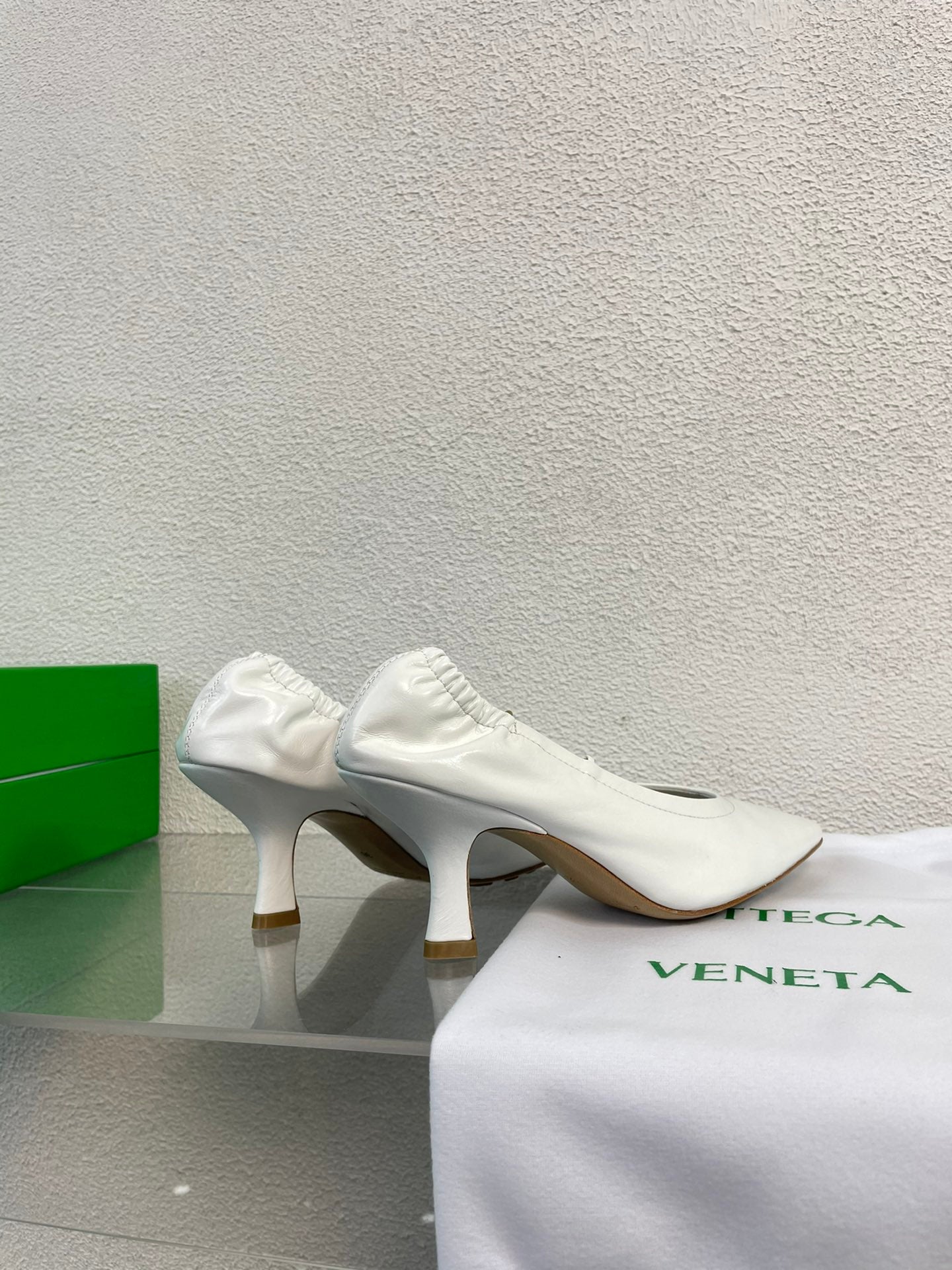 SHARP CHAIN PUMP 6 CM IN WHITE CALFSKIN