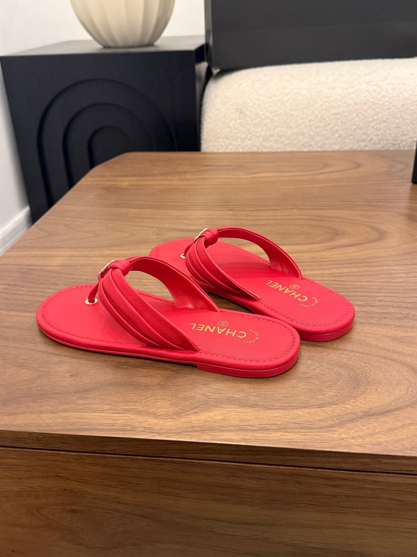 CHANEL 26S THONG SANDALS IN RED CALFSKIN WITH CC LOGO