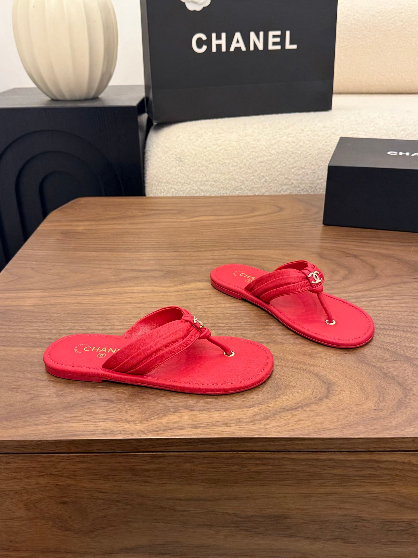 CHANEL 26S THONG SANDALS IN RED CALFSKIN WITH CC LOGO
