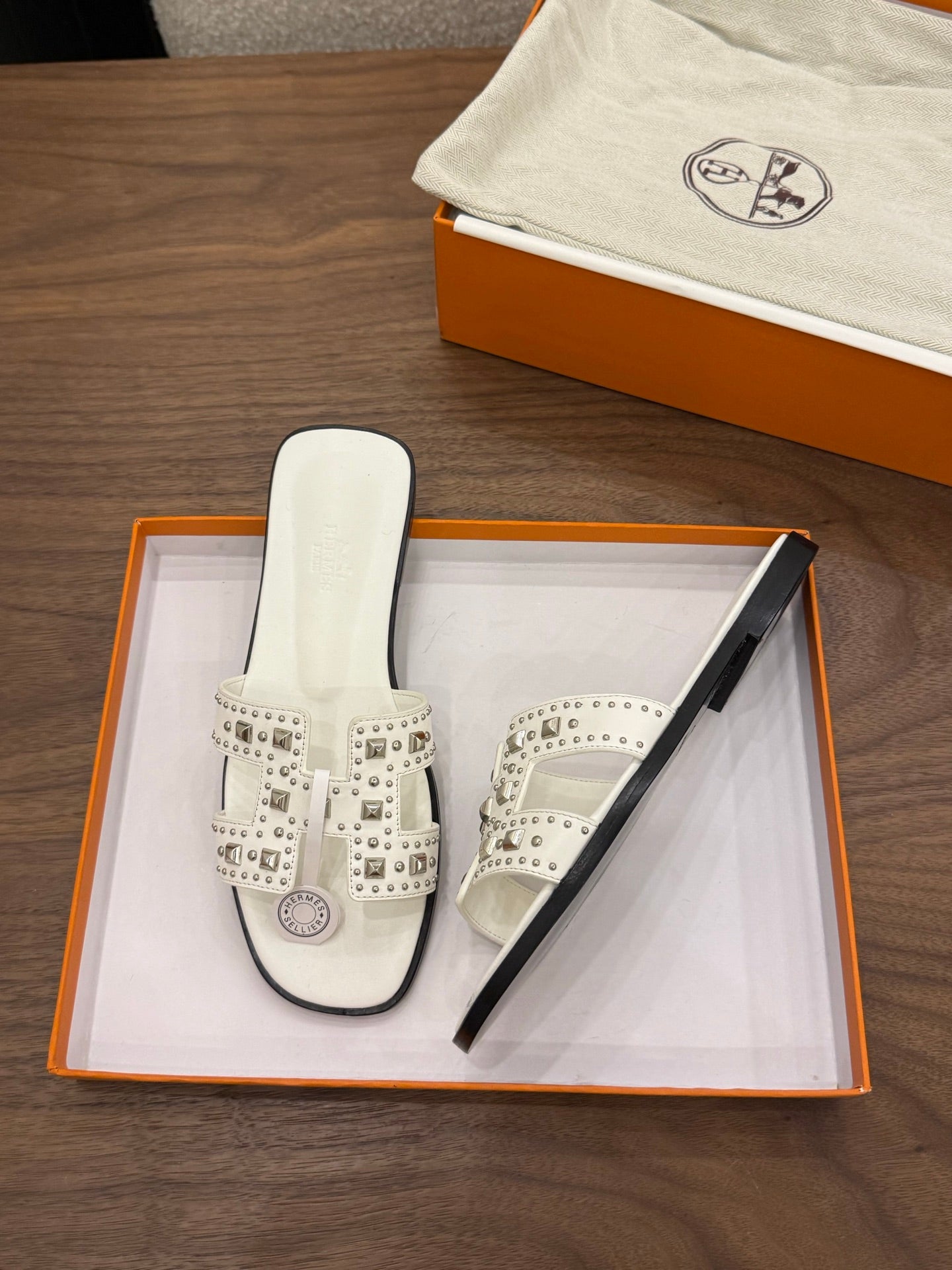 HM 26S ORAN STUDDED SANDALS IN WHITE CALFSKIN