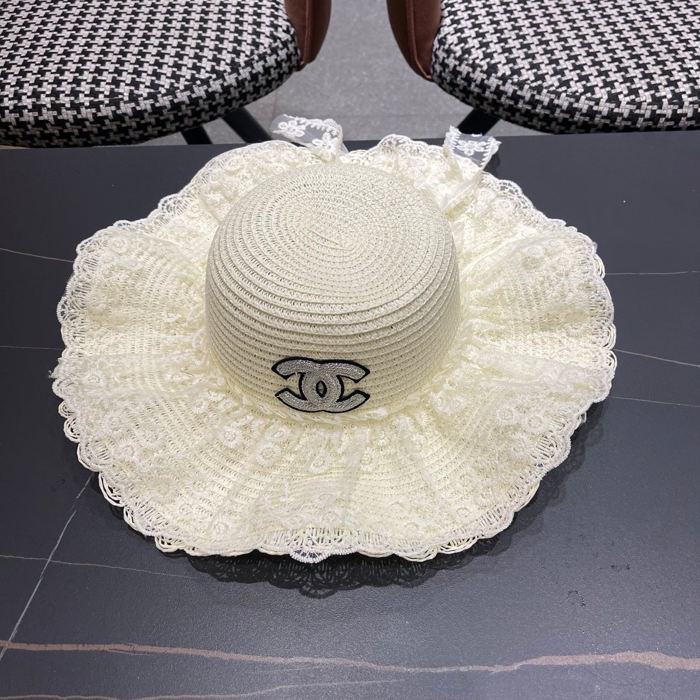 CHANEL 26S LACE-OVERLAY WIDE-BRIM STRAW HAT 335729