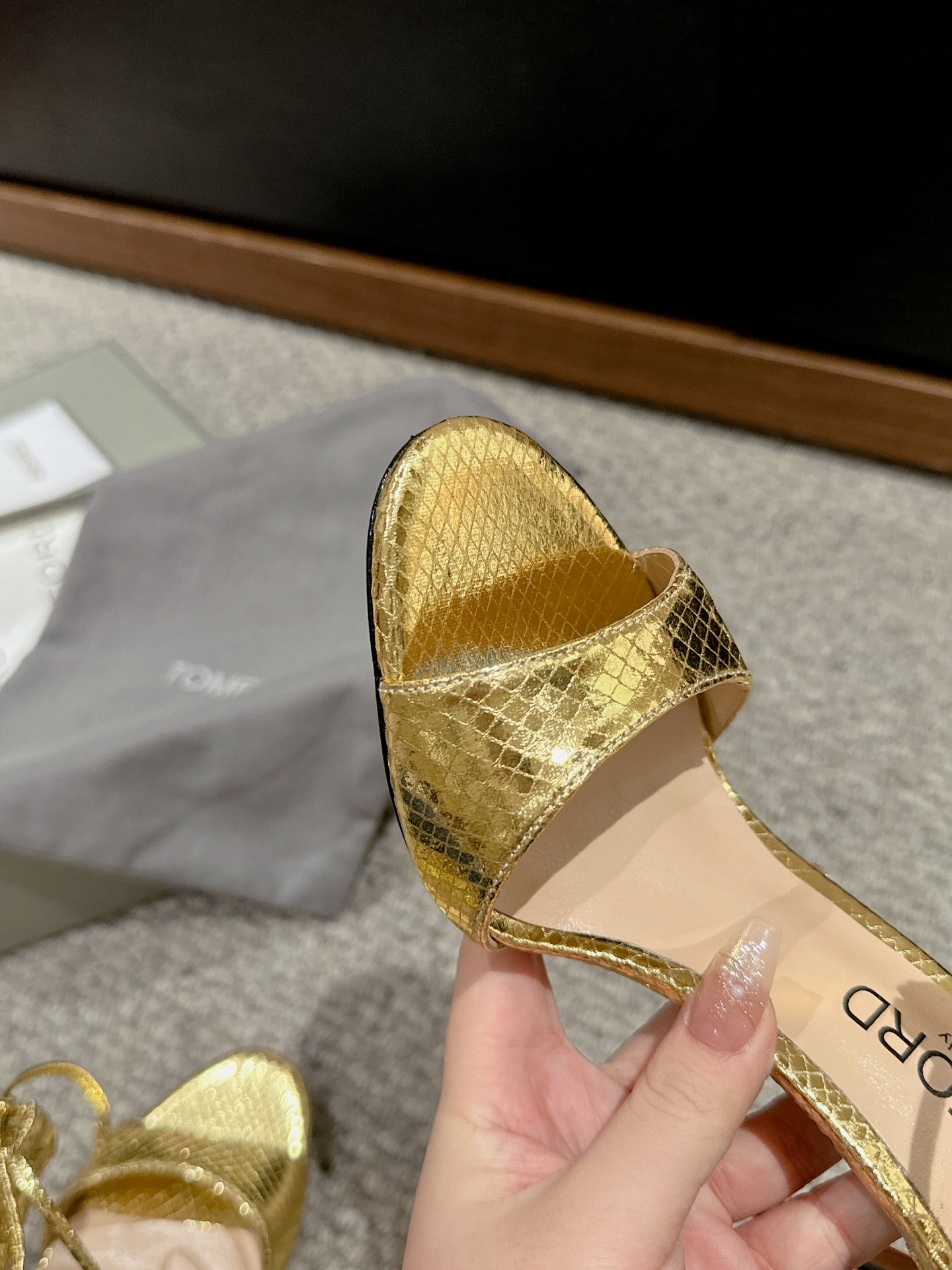 HIGH HEEL 10 CM SANDAL IN GOLD CALFSKIN 684363