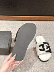CC SLIPPERS IN WHITE MIX BLACK FLEECE