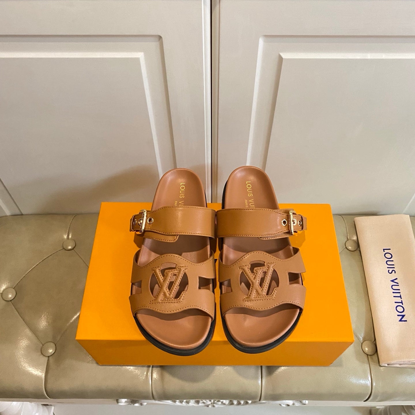 LV 26S ISOLA COMFORT MULES IN BROWN CALFSKIN