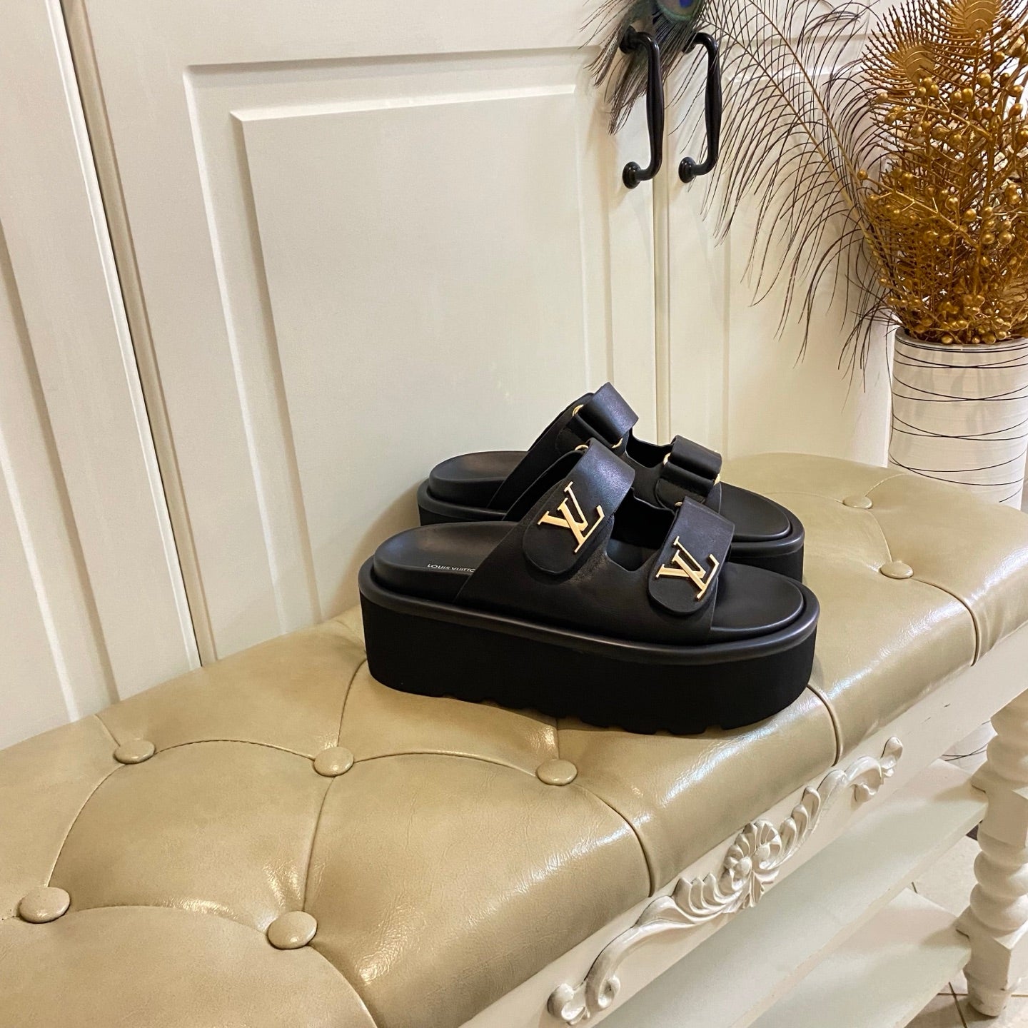 LV 26S WEDGE SLIDES 45 MM IN BLACK CALFSKIN