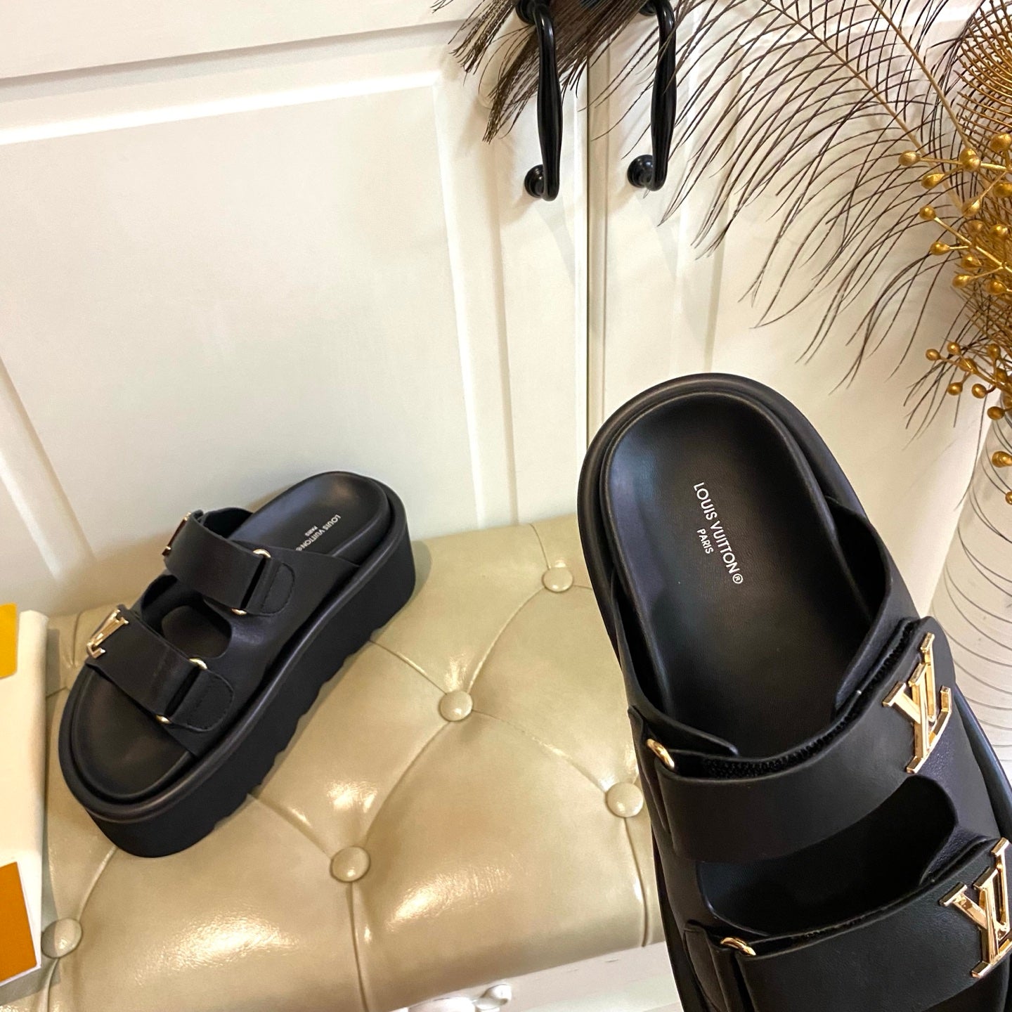 LV 26S WEDGE SLIDES 45 MM IN BLACK CALFSKIN