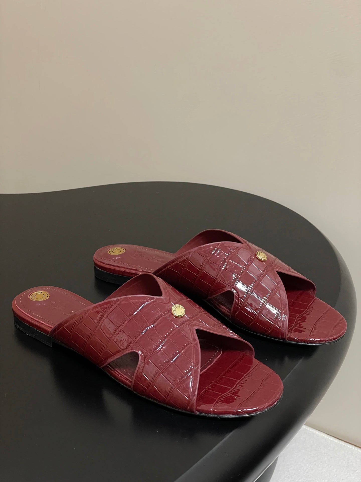 FLAT SLIPPERS IN RED CALFSKIN SNAKE EMBOSSING