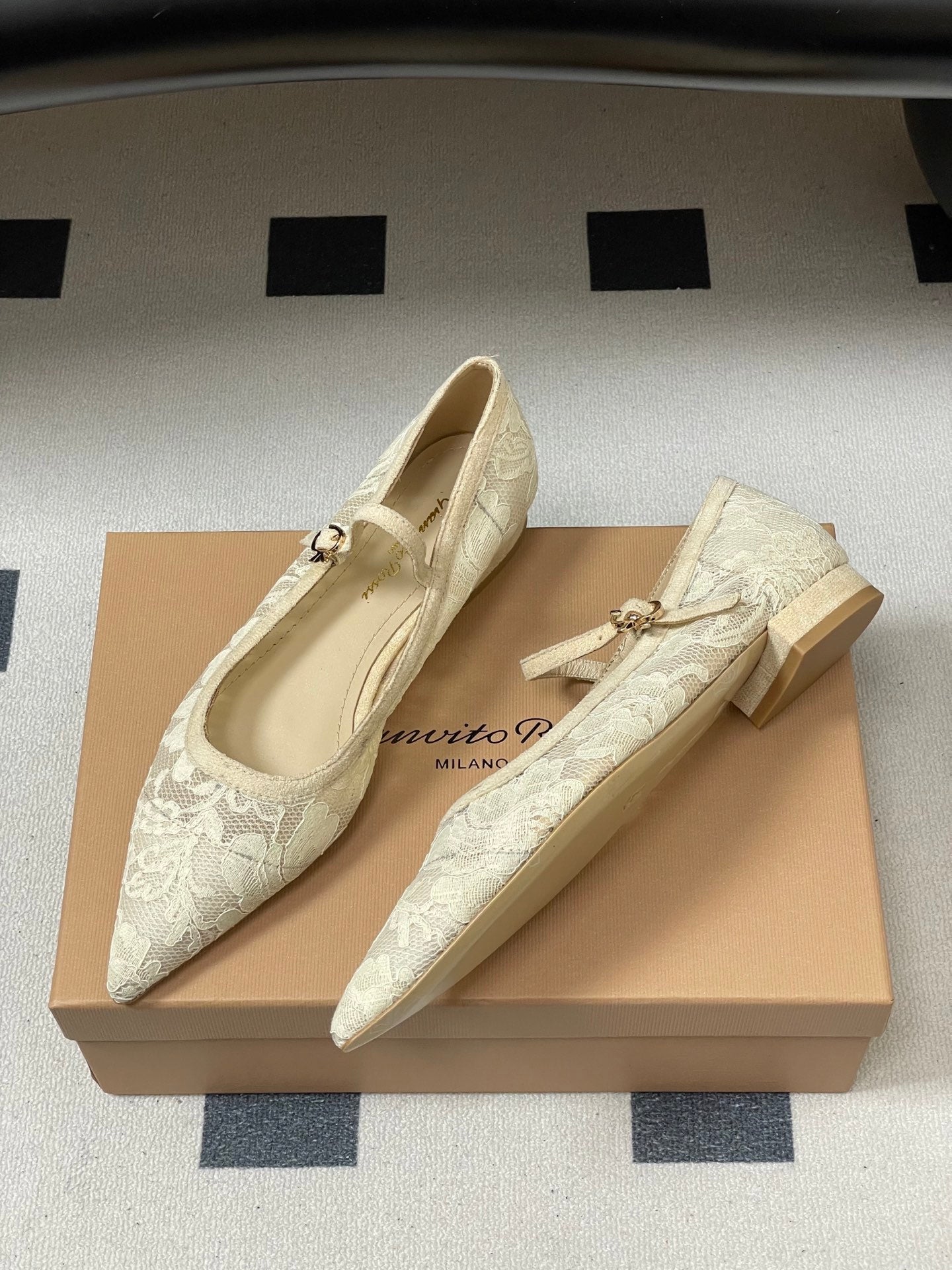 GIANVITO ROSSI 26S MARY JANE IN CREAM WHITE LACE