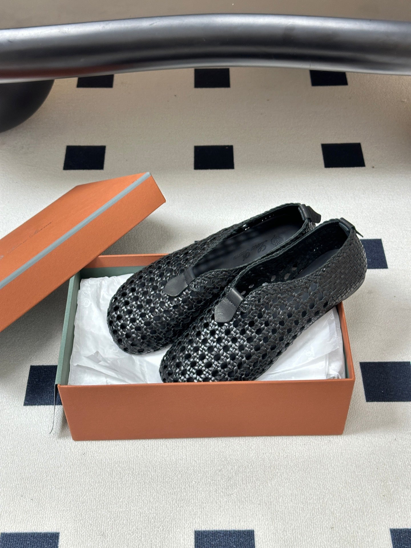 LP 26S BALLET FLATS IN BLACK CALFSKIN WITH BASKETWEAVE DESIGN