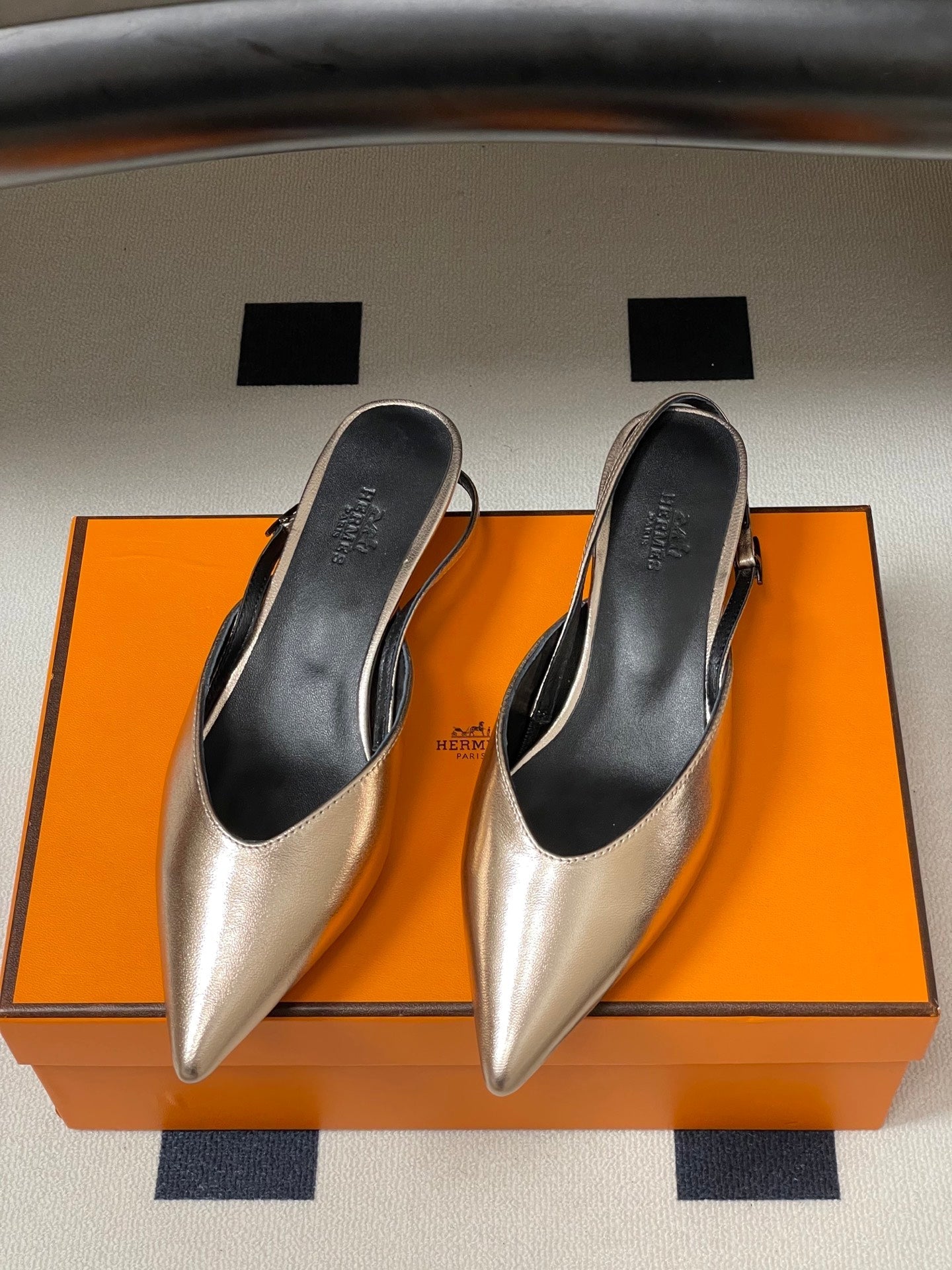 HM 26S NICOLE SLINGBACK 40MM IN GOLD CALFSKIN SILVER HARDWARE