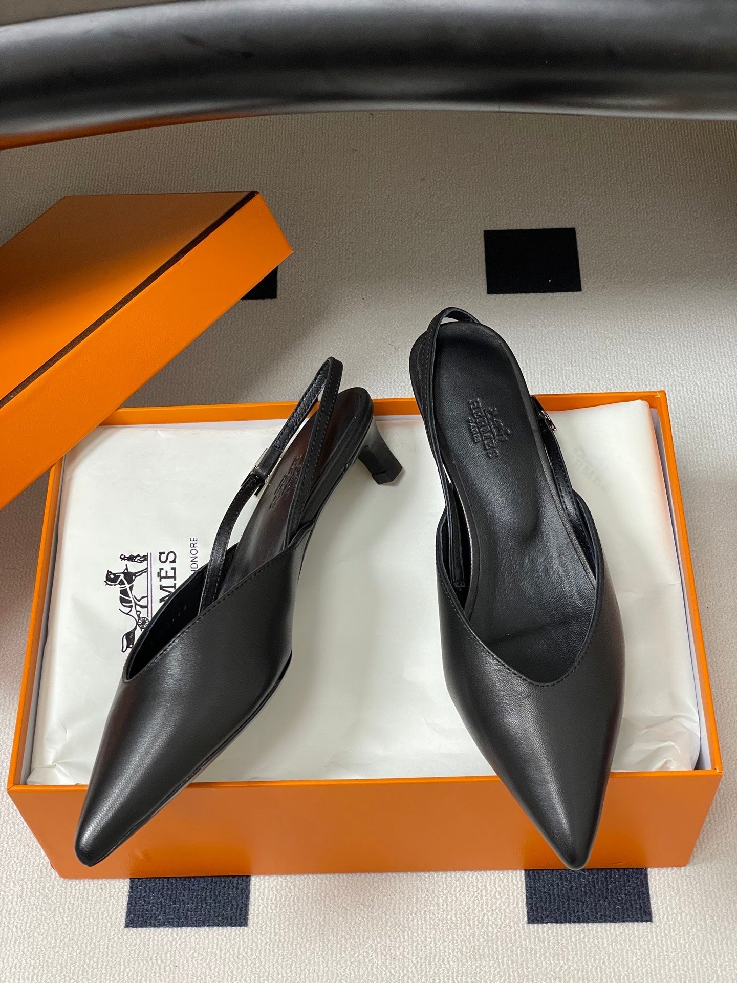 HM 26S NICOLE SLINGBACK 40MM IN BLACK CALFSKIN SILVER HARDWARE