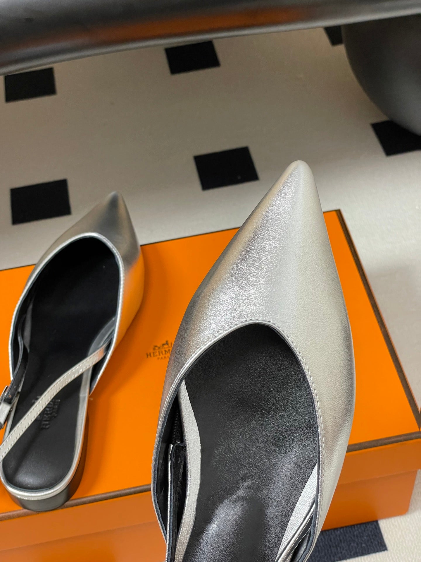 HM 26S NICOLE SLINGBACK IN SILVER CALFSKIN SILVER HARDWARE
