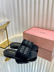 SLIDES SANDALS IN BLACK STRAW WOVEN