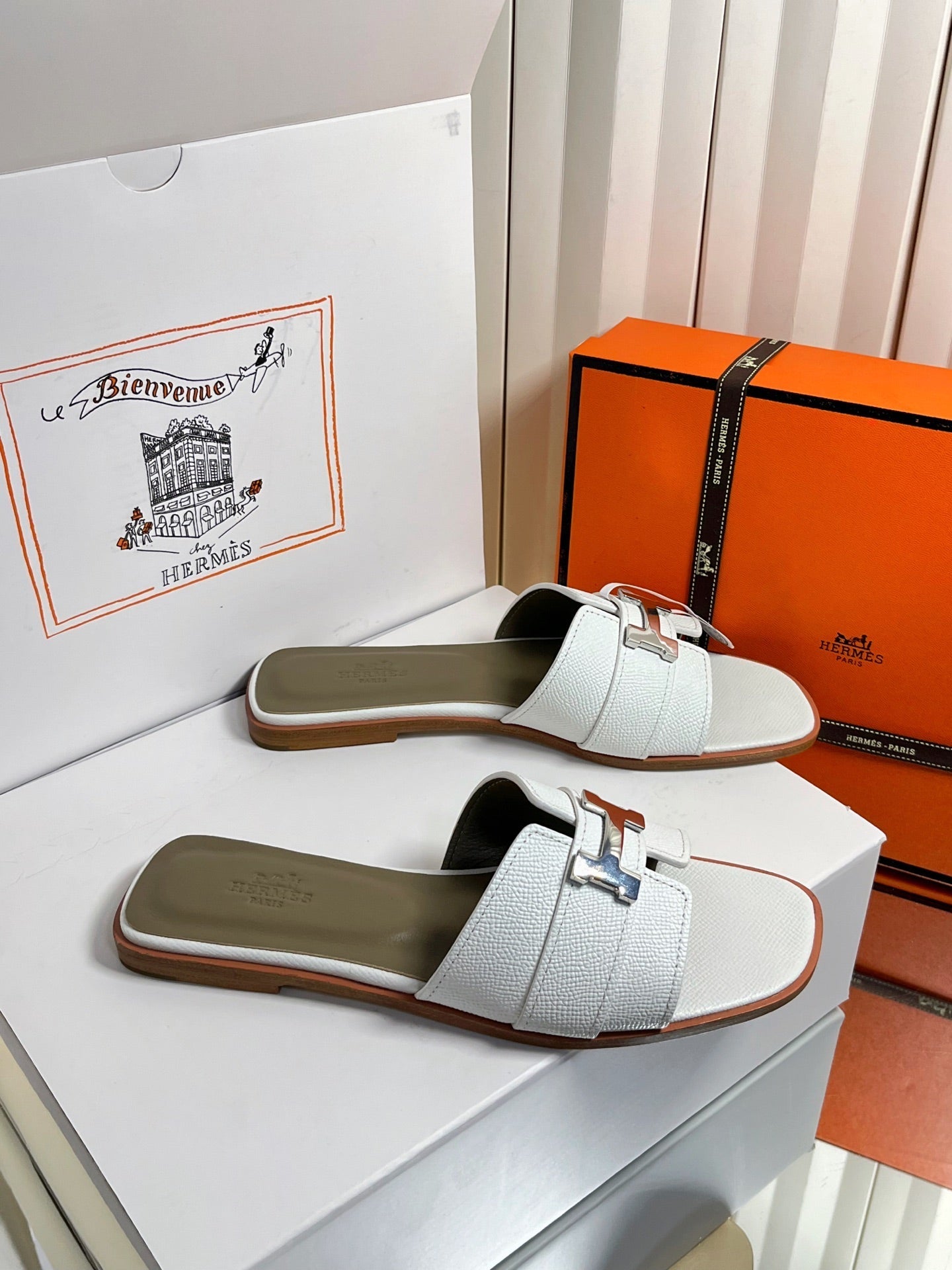 HM 26S ORAN SANDALS IN WHITE EPSOM CALFSKIN SILVER HARDWARE